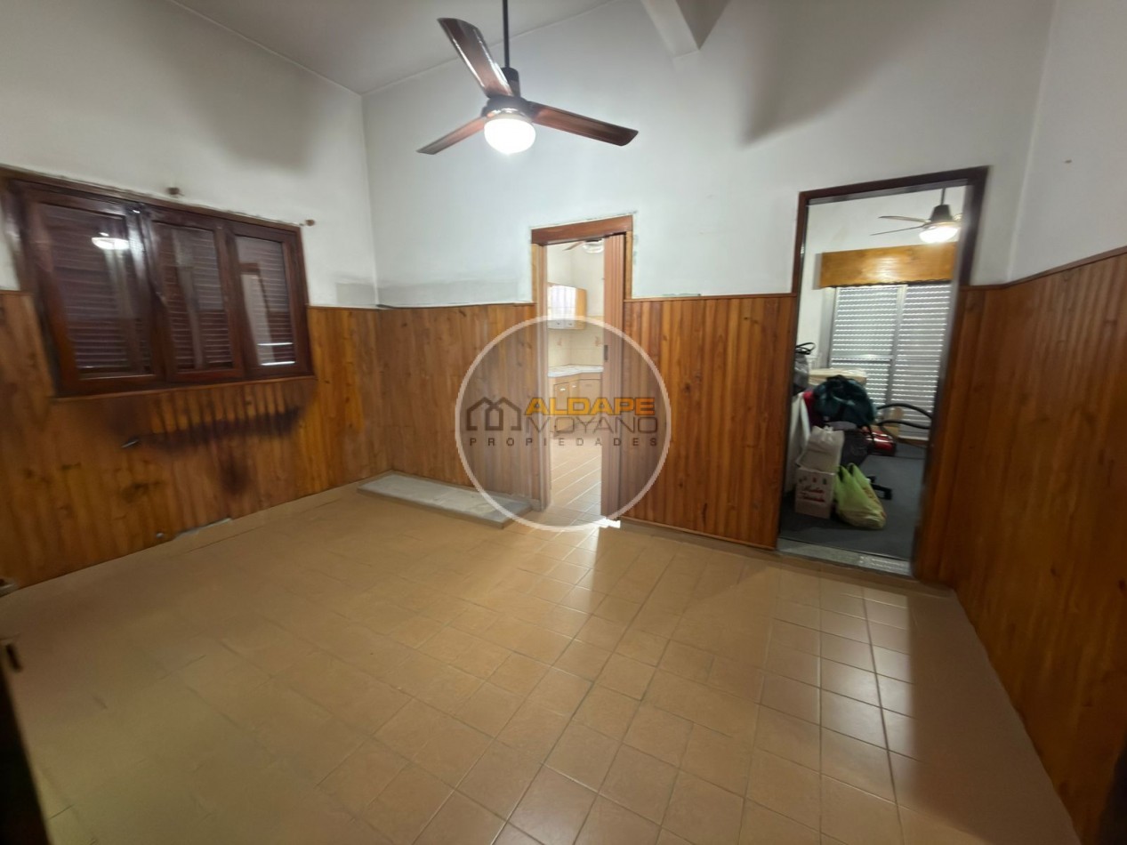 Se vende Casa, subdividada, ideal multifamilar, con cochera y quincho. (excelente estado)