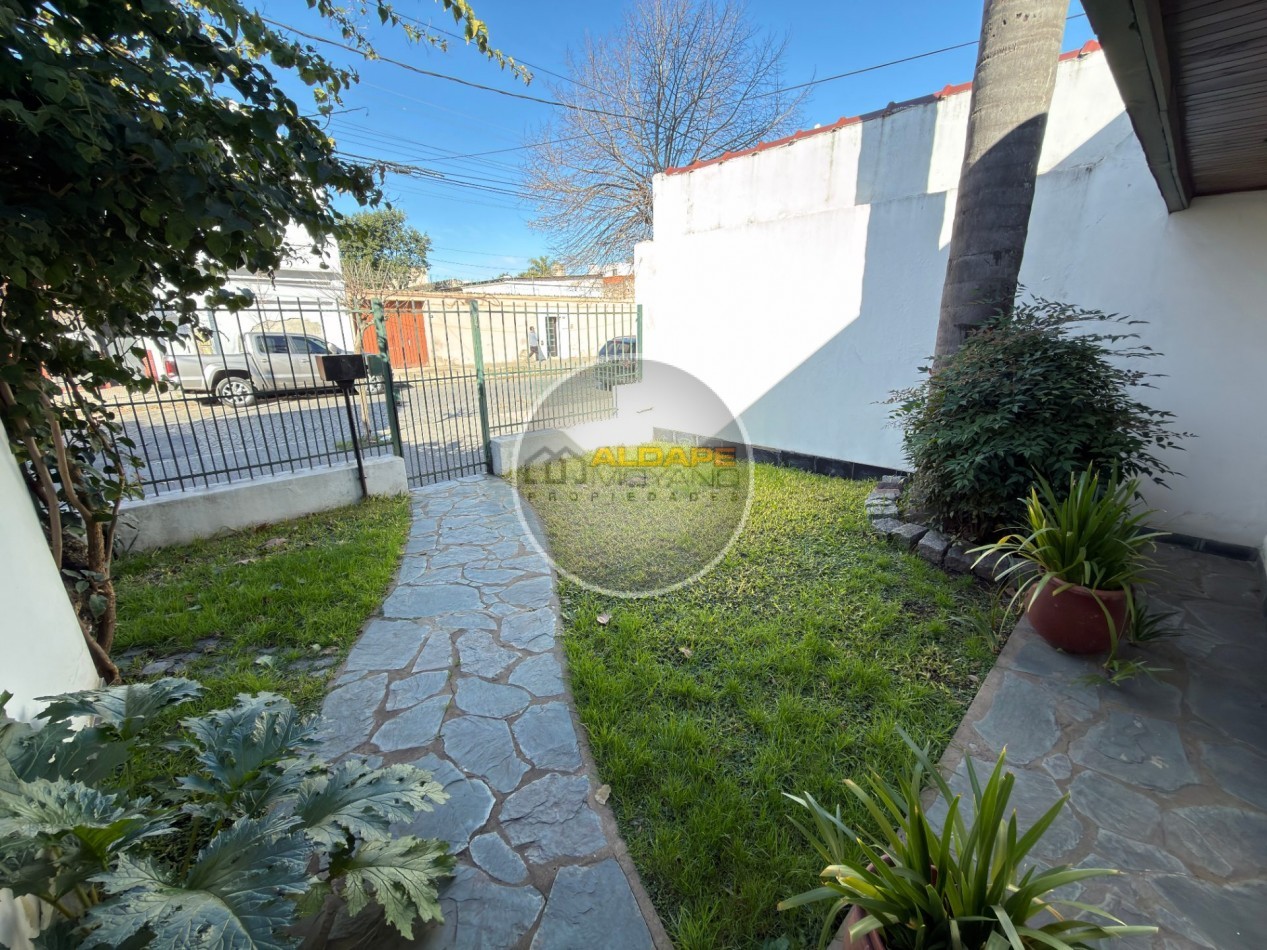 Se Vende Casa Cuatro ambientes, con cochera, Quincho (Villa Lugano)