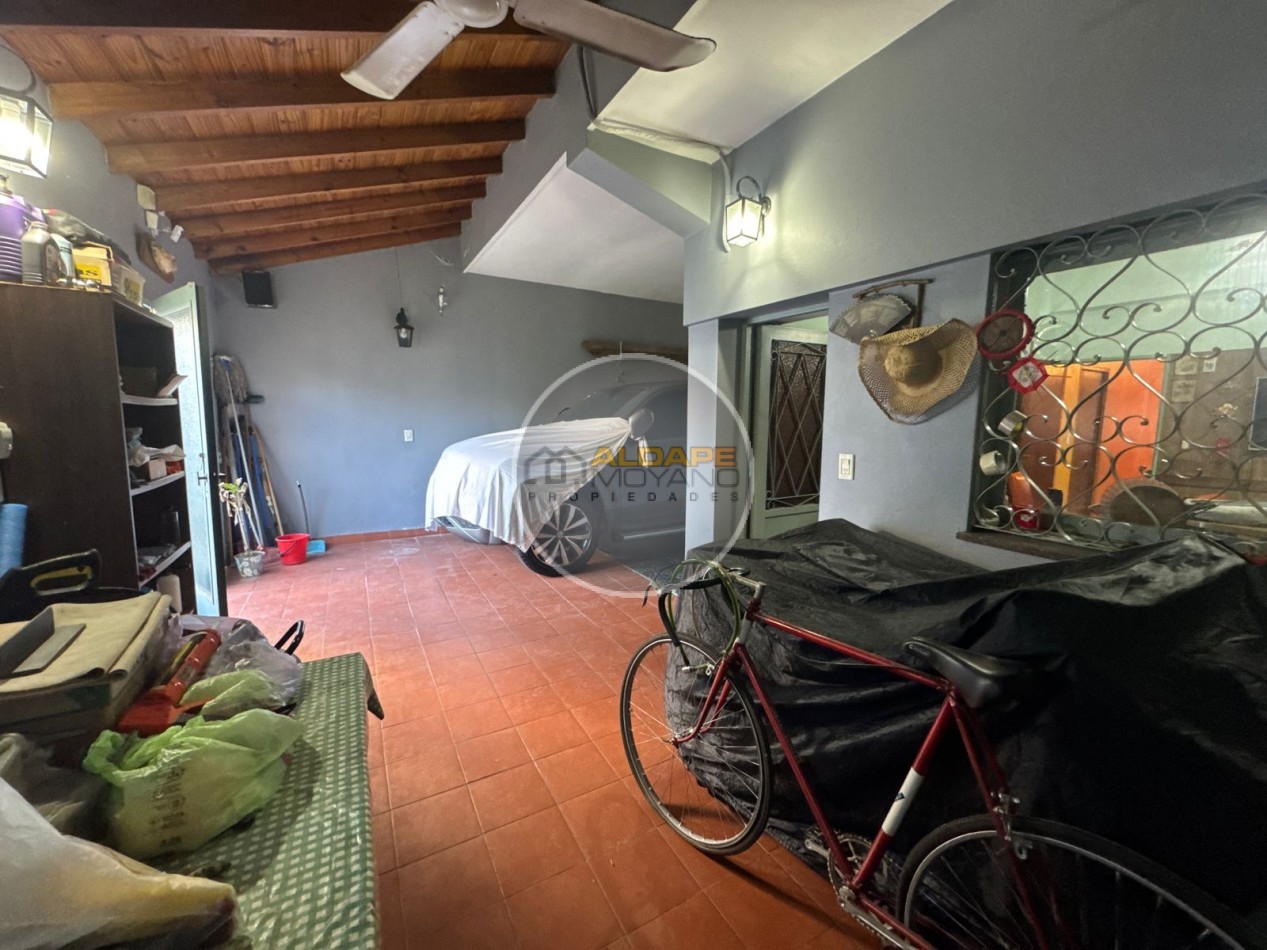 En Venta Casa seis ambientes, cochera triple, Quincho -Excelente estado!! (Villa Lugano)