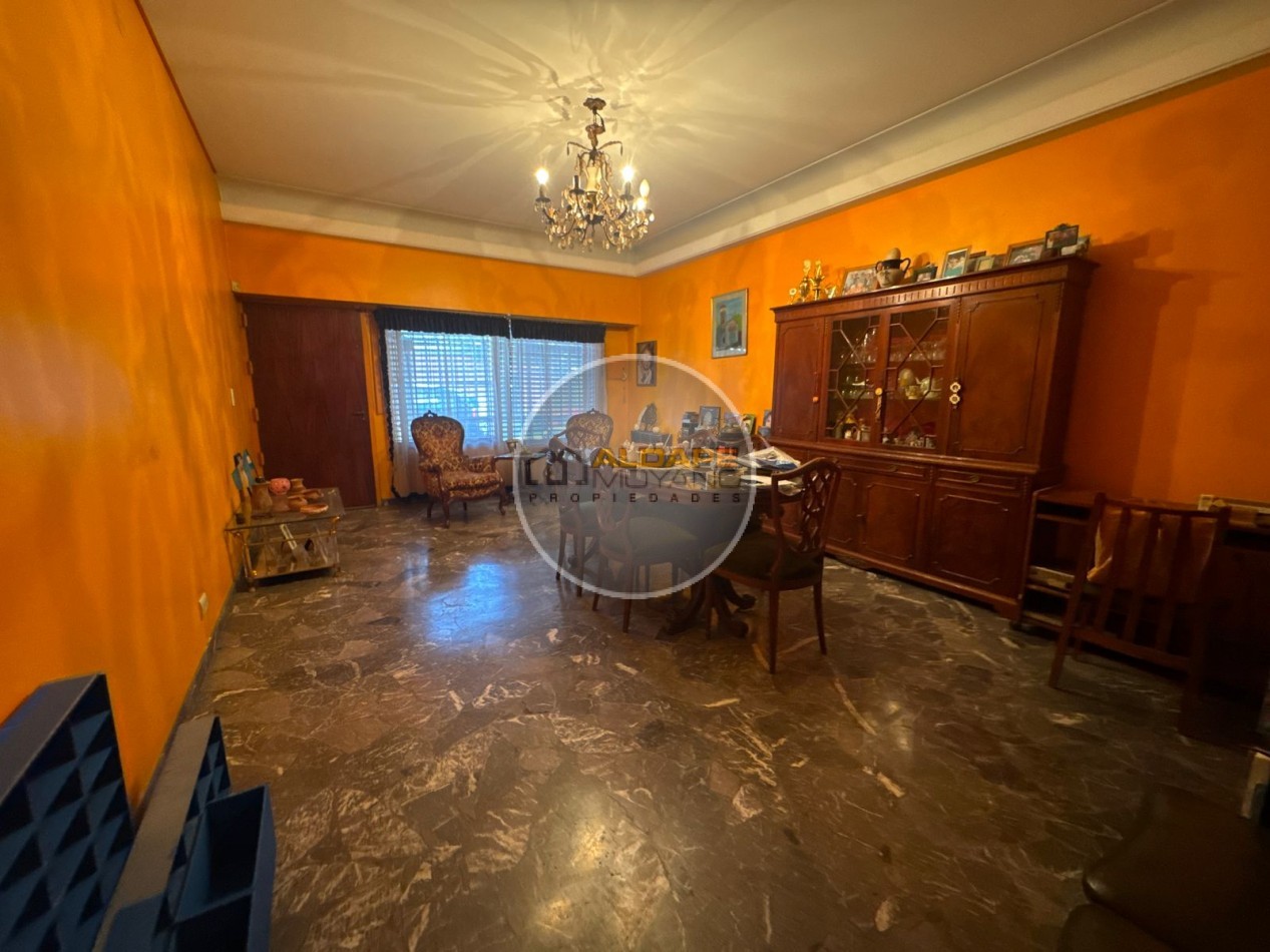 En Venta Casa seis ambientes, cochera triple, Quincho -Excelente estado!! (Villa Lugano)