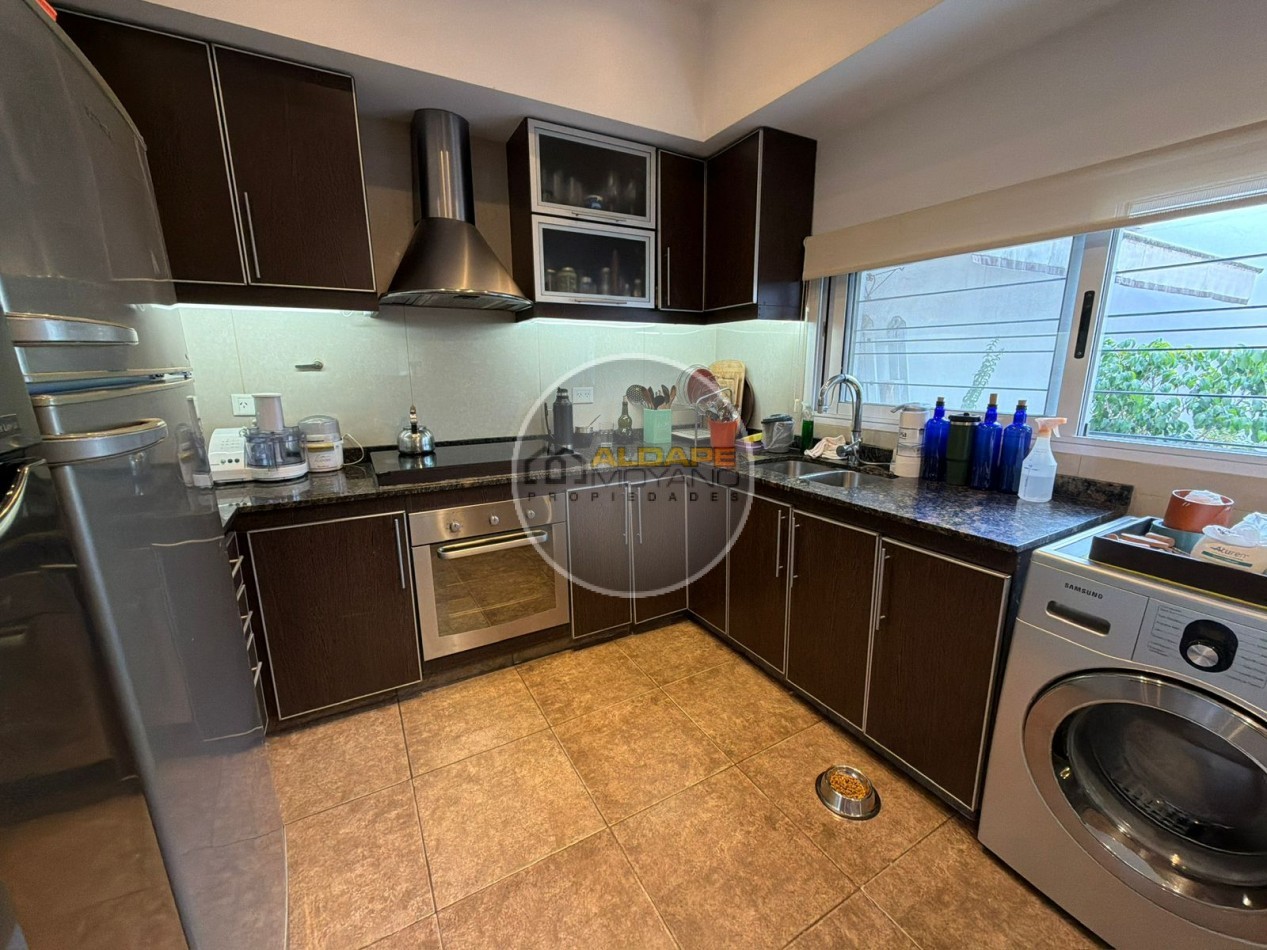 Se vende casa lote propio, cuatro ambientes, con cochera (Liniers)