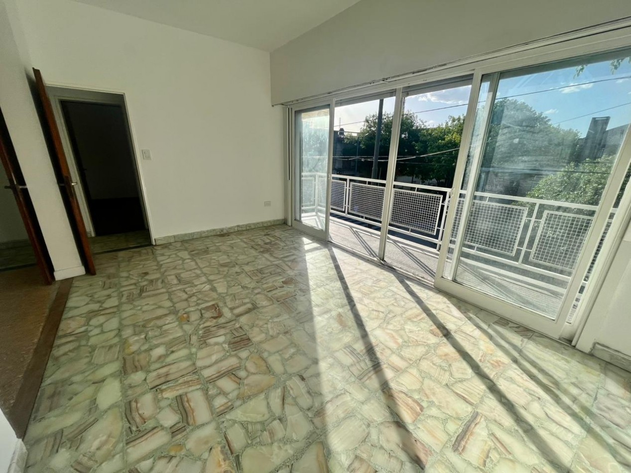 Se vende departamento cuatro amb, remodelado, con espacio aereo!!! Apto credito!!