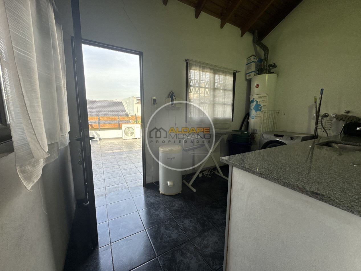 Se Vende Casa Cuatro ambientes, cochera pasante, Excelente (Lanus Oeste)
