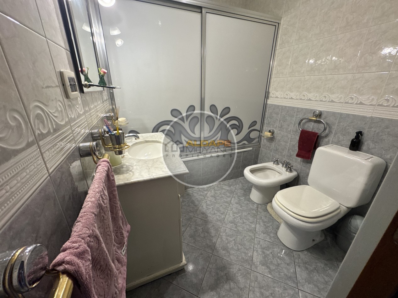Se Vende Casa Cuatro ambientes, cochera pasante, Excelente (Lanus Oeste)