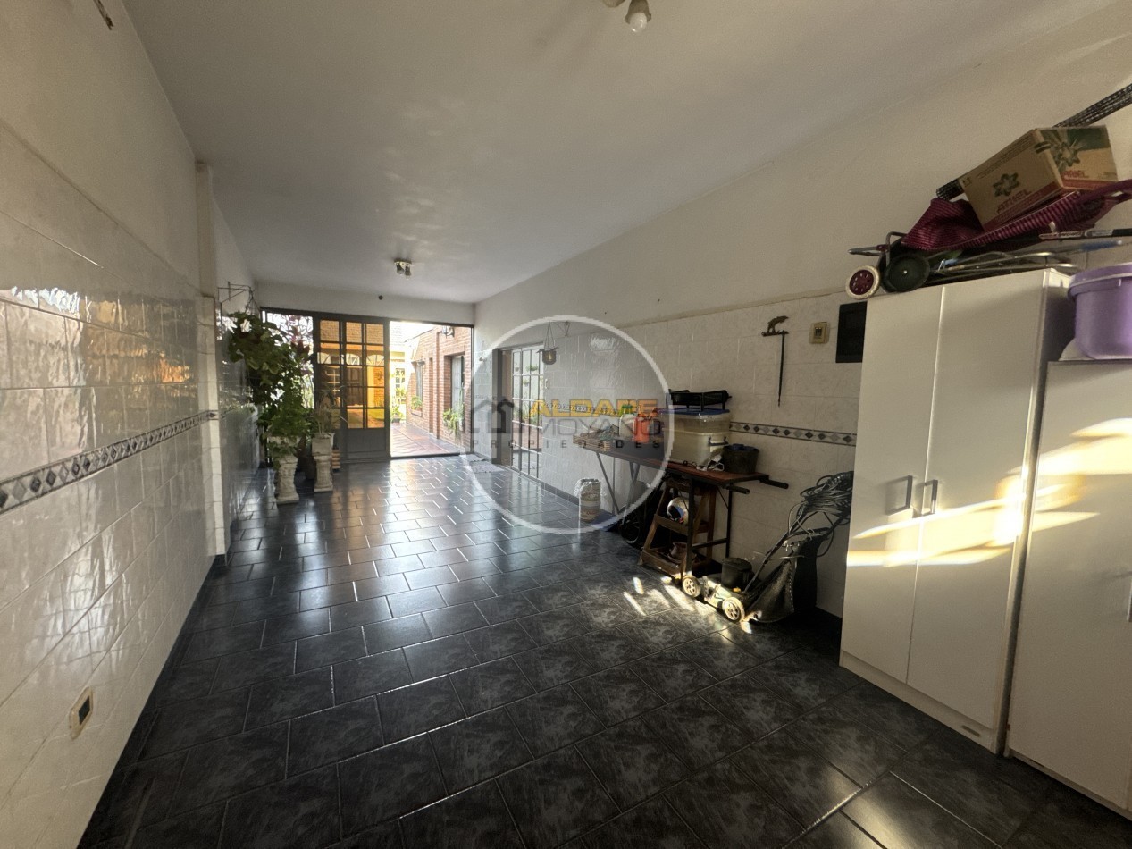 Se Vende Casa Cuatro ambientes, cochera pasante, Excelente (Lanus Oeste)