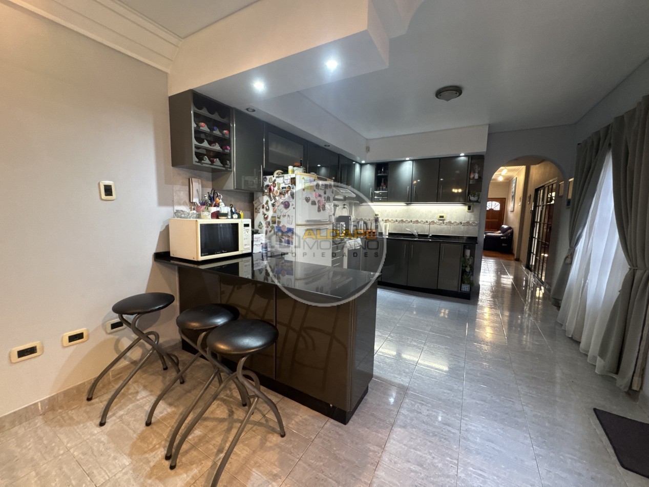 Se Vende Casa Cuatro ambientes, cochera pasante, Excelente (Lanus Oeste)