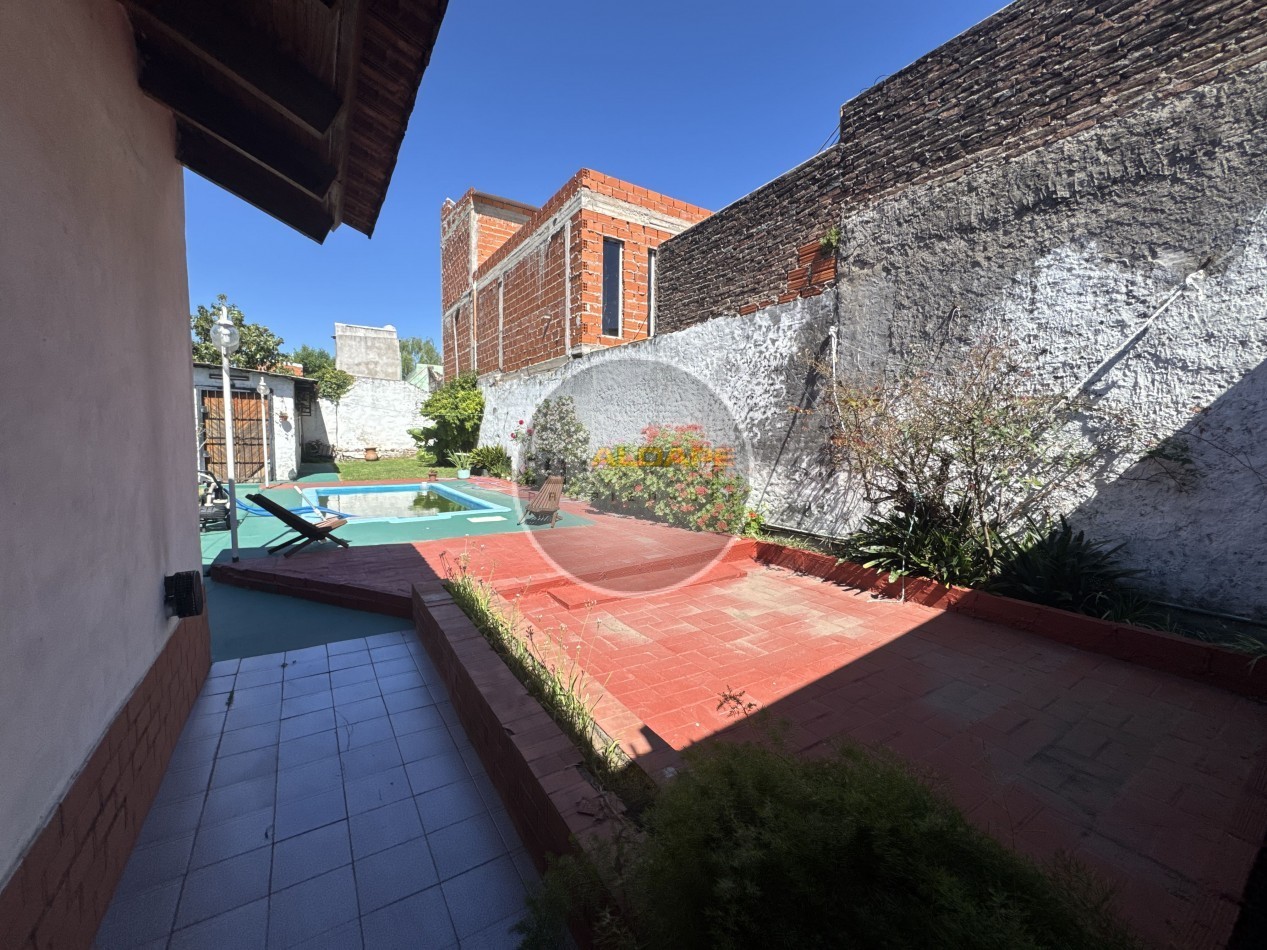 Se alquila Casa ideal multifamiliar, con piscina y garage (Tablada)