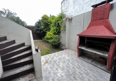 Se alquila ph tipo casa, tres ambientes, al frente con cochera y jardin. (Sin Expensas)