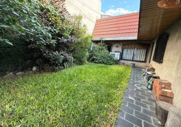 Se Vende Casa Cuatro ambientes, cochera doble (Lomas del Mirador)