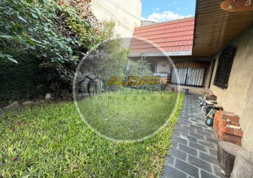 Se Vende Casa Cuatro ambientes, cochera doble (Lomas del Mirador)