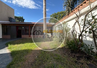 Se Vende Casa Cuatro ambientes, cochera doble, quincho (Banfield)